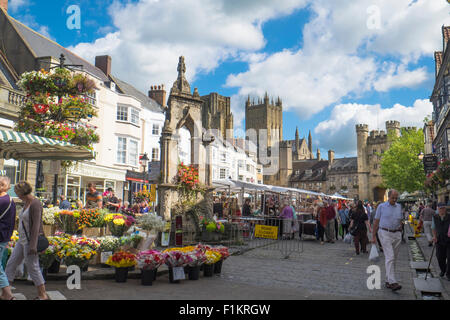 La cathédrale de Wells une petite ville dans le Somerset England UK le jour du marché est le mercredi. Banque D'Images