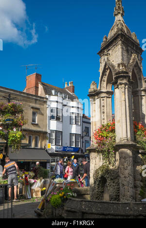 La cathédrale de Wells une petite ville dans le Somerset England UK le jour du marché est le mercredi. Banque D'Images