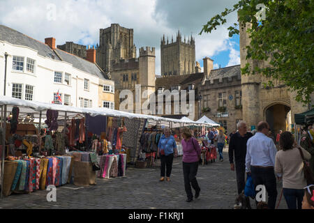 La cathédrale de Wells une petite ville dans le Somerset England UK le jour du marché est le mercredi. Banque D'Images