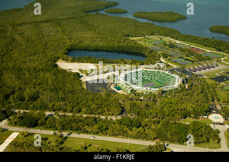 Vue aérienne d'un court de tennis à Crandon Park, Key Biscayne, Miami, Comté de Miami-Dade, en Floride, USA Banque D'Images