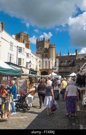 La cathédrale de Wells une petite ville dans le Somerset England UK le jour du marché est le mercredi. Banque D'Images