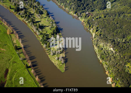 La rivière Waikato et te Toki Island, près de Mercer, South Auckland, île du Nord, Nouvelle-Zélande - vue aérienne Banque D'Images