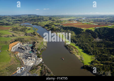 Carrière de Pukekawa et près de la rivière Waikato, Mercer South Auckland, île du Nord, Nouvelle-Zélande - vue aérienne Banque D'Images