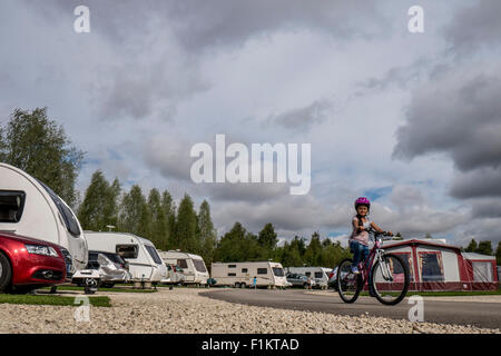 Vélo fille dans une caravane Park, Royaume-Uni Banque D'Images