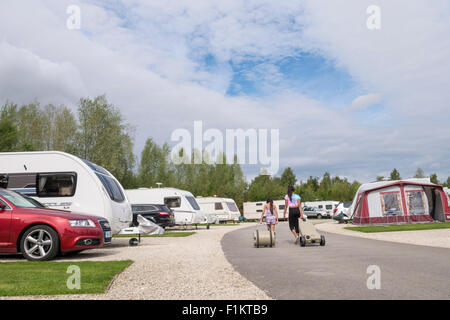 Aider les filles dans un caravan park, Peak District, UK Banque D'Images