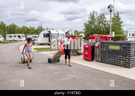 Aider les enfants dans un caravan park, Peak District, UK Banque D'Images