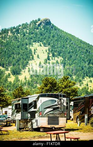 Camping en VR de vie américain. Un Motohomes classe dans le parc de véhicules de plaisance. Banque D'Images