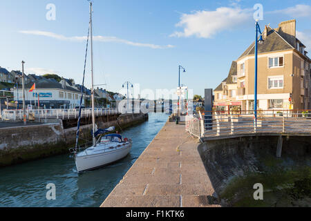 Un yacht à têtes à travers l'écluse de Port-en-Bessin Huppain, Calvados, Normandie, France et chefs en mer Banque D'Images