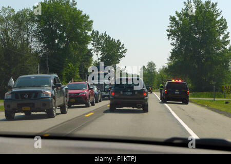 L'arrêt de la police de la circulation sur autoroute. Banque D'Images