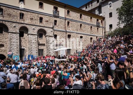 San Luca, Italie. 09Th Nov, 2015. Des milliers de personnes d'écouter la messe célébrée au pied de la Statue de Santa Maria di Polsi. Le sanctuaire de Notre Dame de Polsi est également connu comme le sanctuaire de Santa Maria di Polsi ou le Notre Dame de la montagne. C'est un sanctuaire chrétien au coeur de l'Aspromonte montagnes, près de San Luca, en Calabre, sud de l'Italie. © Michele Amoruso/Pacific Press/Alamy Live News Banque D'Images