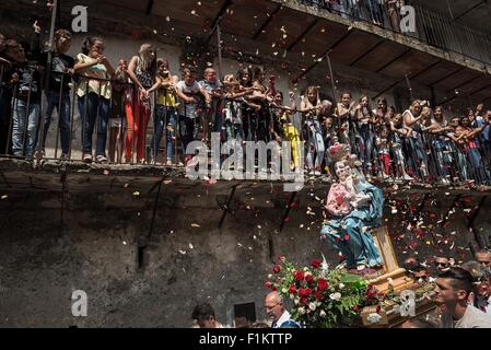 San Luca, Italie. 09Th Nov, 2015. Des milliers de dévots inscrivez-vous à la procession de Maria di Polsi. Les personnes qui ont réalisé la statue est du village de Bagnara. Le sanctuaire de Notre Dame de Polsi est également connu comme le sanctuaire de Santa Maria di Polsi ou le Notre Dame de la montagne. C'est un sanctuaire chrétien au coeur de l'Aspromonte montagnes, près de San Luca, en Calabre, sud de l'Italie. © Michele Amoruso/Pacific Press/Alamy Live News Banque D'Images