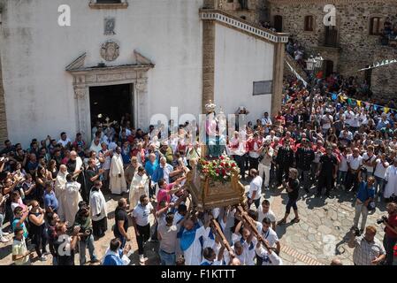 San Luca, Italie. 09Th Nov, 2015. Des milliers de dévots inscrivez-vous à la procession de Maria di Polsi. Les personnes qui ont réalisé la statue est du village de Bagnara. Le sanctuaire de Notre Dame de Polsi est également connu comme le sanctuaire de Santa Maria di Polsi ou le Notre Dame de la montagne. C'est un sanctuaire chrétien au coeur de l'Aspromonte montagnes, près de San Luca, en Calabre, sud de l'Italie. © Michele Amoruso/Pacific Press/Alamy Live News Banque D'Images