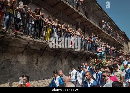 San Luca, Italie. 09Th Nov, 2015. Des milliers de dévots inscrivez-vous à la procession de Maria di Polsi. Les personnes qui ont réalisé la statue est du village de Bagnara. Le sanctuaire de Notre Dame de Polsi est également connu comme le sanctuaire de Santa Maria di Polsi ou le Notre Dame de la montagne. C'est un sanctuaire chrétien au coeur de l'Aspromonte montagnes, près de San Luca, en Calabre, sud de l'Italie. © Michele Amoruso/Pacific Press/Alamy Live News Banque D'Images