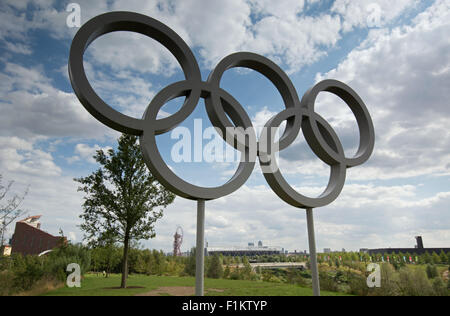 Les anneaux olympiques dans le Queen Elizabeth Olympic Park, Stratford, London Banque D'Images