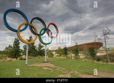 Les anneaux olympiques et Lee Valley dans le Vélodrome Olympique Queen Elizabeth Park, Londres Banque D'Images