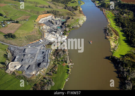 Carrière de Pukekawa et près de la rivière Waikato, Mercer South Auckland, île du Nord, Nouvelle-Zélande - vue aérienne Banque D'Images