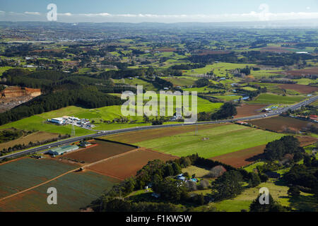 Autoroute du Sud et des terres agricoles, Bombay Hills, South Auckland, île du Nord, Nouvelle-Zélande - vue aérienne Banque D'Images