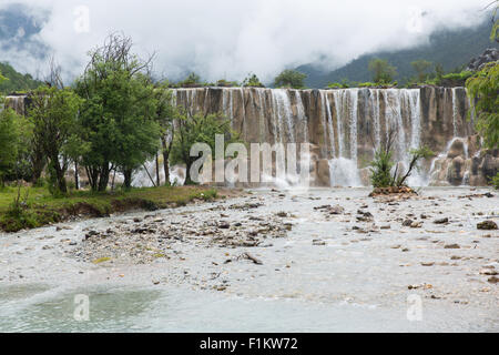 Cascade de montagne enneigée du dragon de jade à Lijiang, Chine Banque D'Images