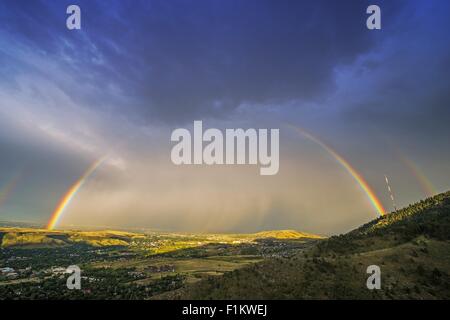 Arc-en-ciel sur Denver. Colorado Ciel d'orage avec plein de couleur arc-en-ciel. Vue panoramique de la Lookout Mountain, Golden, Colorado, ONU Banque D'Images