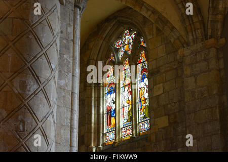 Pilier et vitrail dans Selby Abbey, Selby, North Yorkshire, Angleterre Banque D'Images