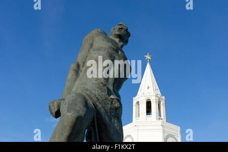 À l'entrée de la tour Spasskaya du Kremlin de Kazan, Tatarstan, statue et Musa Dzhalil poète Tatar, martyr lié de chaînes, Banque D'Images
