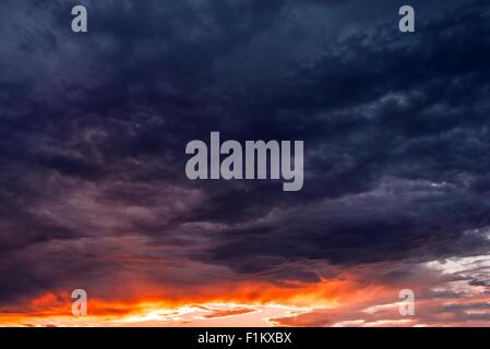 Dark Blue Sunset Cloud. Coucher du soleil Photo Cloudscape. Banque D'Images