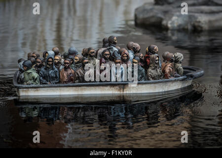 Artiste de rue Banksy dans Dismaland de Weston-Super-Mare. Sur la photo est une partie mettant en vedette les bateaux remplis de migrants. Banque D'Images