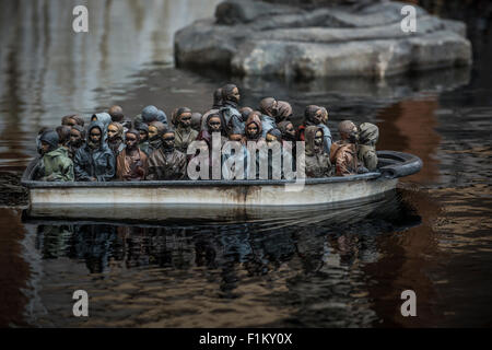 Artiste de rue Banksy dans Dismaland de Weston-Super-Mare. Sur la photo est une partie mettant en vedette les bateaux remplis de migrants. Banque D'Images