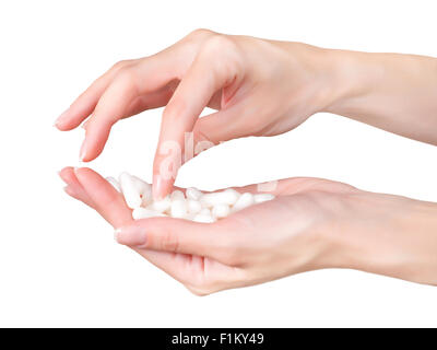 Les mains fines et blanches capsules médicales isolated on white with clipping path Banque D'Images