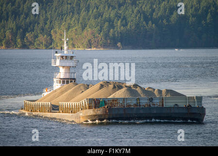 Gravier grande barge et remorqueur à transporter du gravier sur le site industriel de Puget Sound. État de Washington, USA Banque D'Images