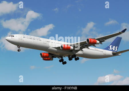 , SAS Scandinavian Airlines A340-300, vol, SK936, OY-KBD, en approche finale à l'aéroport de Copenhague, CPH, Danemark du SF, USA Banque D'Images