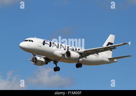 FINNAIR, Airbus A320, vol AY665, OH-LXA, d'Helsinki, Finlande, en approche finale à l'aéroport de Copenhague, CPH, au Danemark. Banque D'Images