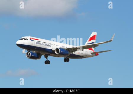 BRITISH AIRWAYS, Airbus A-320, G-EUYR, vol BAW814 de London Heathrow en approche finale à l'aéroport de Copenhague, CPH, Danemark Banque D'Images