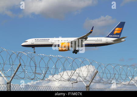 ICELANDAIR, Boeing 757-200, TF-FIJ, vol FI204 de Keflavik, en Islande, en approche finale à l'aéroport de Copenhague, CPH, au Danemark. Banque D'Images