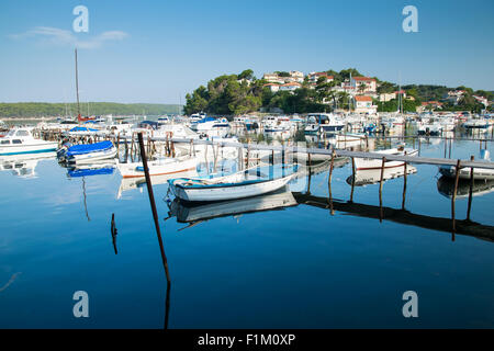 RAB, CROATIE - CIRCA AOÛT 2015 : vue sur le port de plaisance situé à proximité du hameau appelé Palit. Banque D'Images