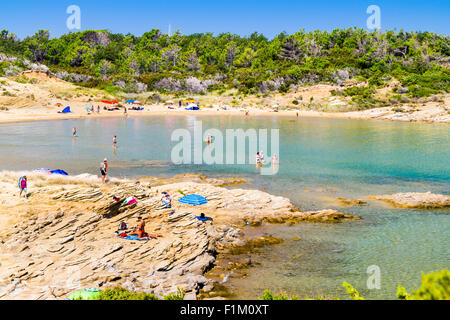 RAB, CROATIE - CIRCA AOÛT 2015 : Les côtes et les eaux cristallines de l'île de Rab, Croatie. Banque D'Images