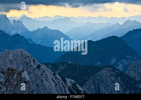 Coucher du soleil dans les Alpes Juliennes, Italie Banque D'Images