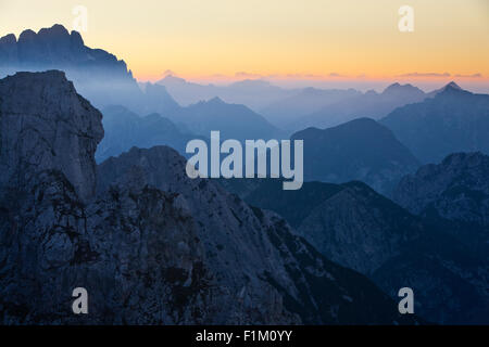 Vue sur les Alpes Juliennes de Mangrt mountain, Slovénie Banque D'Images