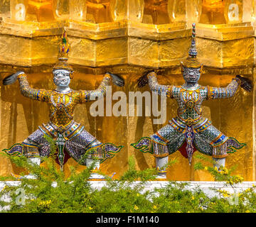 Statues Garuda doré au palais Royal, Bangkok, Thaïlande. 1 Décembre, 2011. Banque D'Images