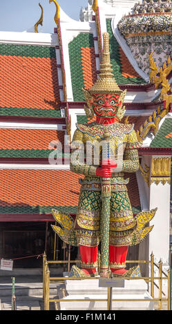 Statues Garuda doré au Grand Palace, Bangkok, Thaïlande. 1 Décembre, 2011. Banque D'Images