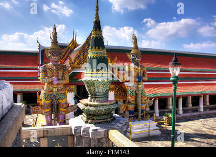 Deux statues de démon garde la section du Grand Palais à Bangkok, Thaïlande. 1 Décembre, 2011 Banque D'Images