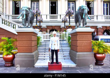 Garde royale au Grand Palais à Bangkok, Thaïlande. 1 Décembre, 2011 Banque D'Images