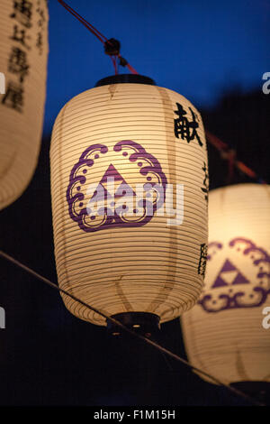 La nuit illuminée de lanternes japonaises asiatiques avec des symboles sur eux, la profondeur de champ. Banque D'Images