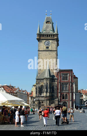 Les gens en face de l'Ancien hôtel de ville sur la place de la vieille ville de Prague. Banque D'Images