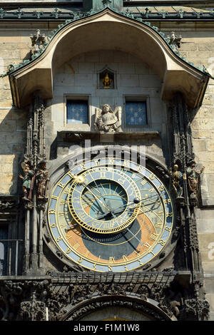 Horloge astronomique à l'Ancien hôtel de ville de Prague en République tchèque. Banque D'Images