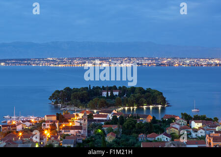 Preko et Zadar en soir blue hour vu de île de Ugljan, Dalmatie, Croatie Banque D'Images