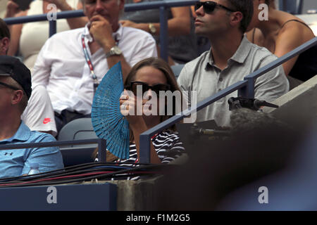 Flushing Meadows, New York, USA. 06Th Nov, 2015. Kim Sears, l'épouse d'Andy Murray, voit son mari en action au cours de son deuxième tour contre Adrian Mannarino France à l'US Open à Flushing Meadows, New York. Murray a remporté le match en cinq sets après avoir perdu les deux premiers sets. Crédit : Adam Stoltman/Alamy Live News Banque D'Images