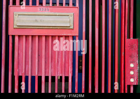 L'une des choses les plus colorés dans le quartier de mission sont les portes que protéger les maisons et les entreprises. Banque D'Images