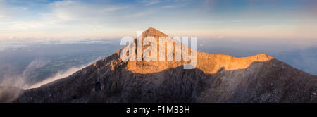 Bromo cratère du volcan au lever du soleil. L'Indonésie Banque D'Images