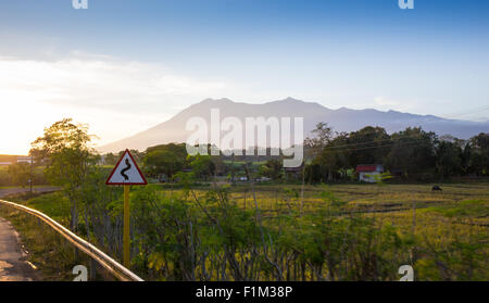 La forme conique classique le volcan Arenal au Costa Rica. Banque D'Images